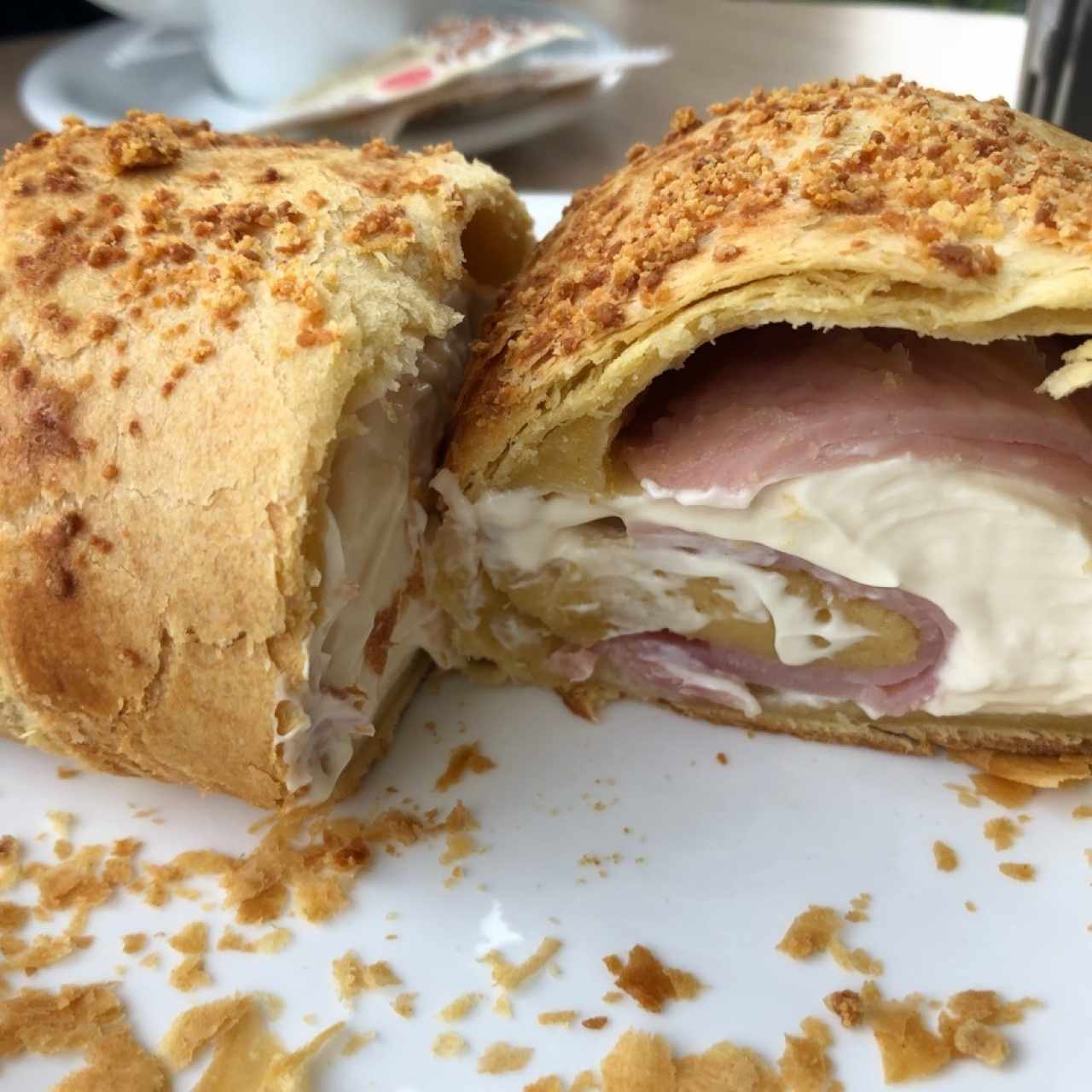 Croissant de jamon y queso crema