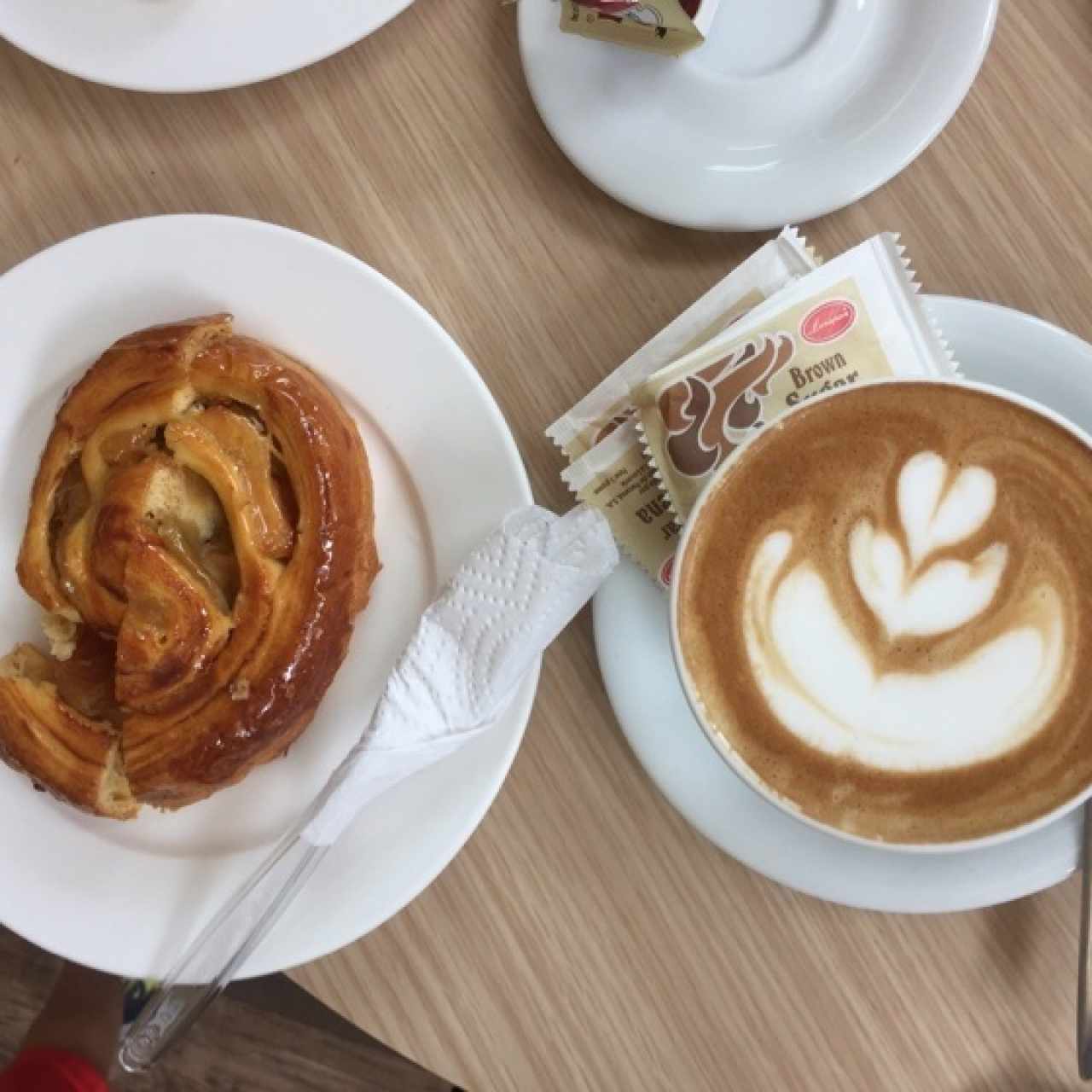 cappuccino con pastel de manzana