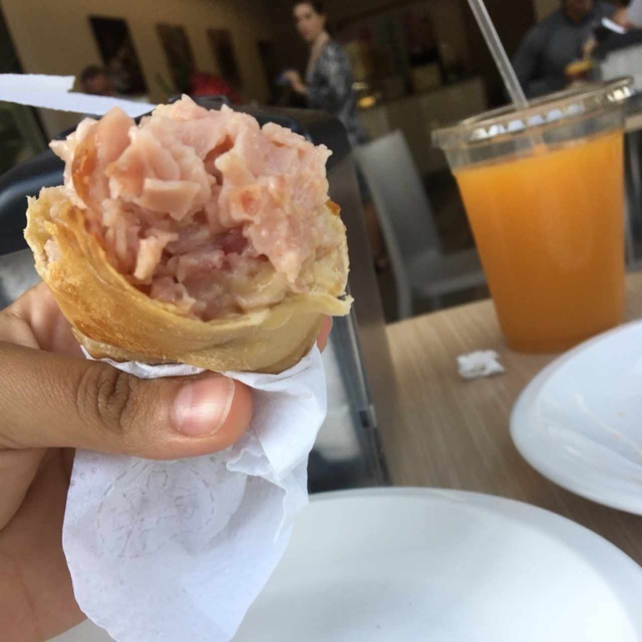 pastelito de jamón con queso y jugo de naranja.