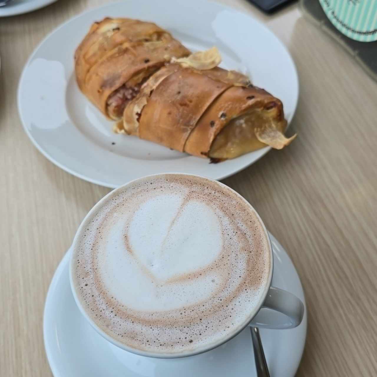 chocolate caliente y cachito de jamón y queso 