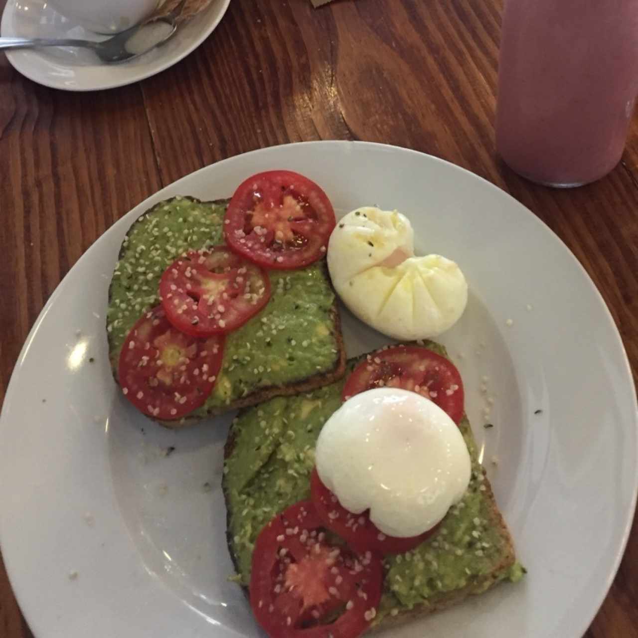 Avo toast con huevos pochados