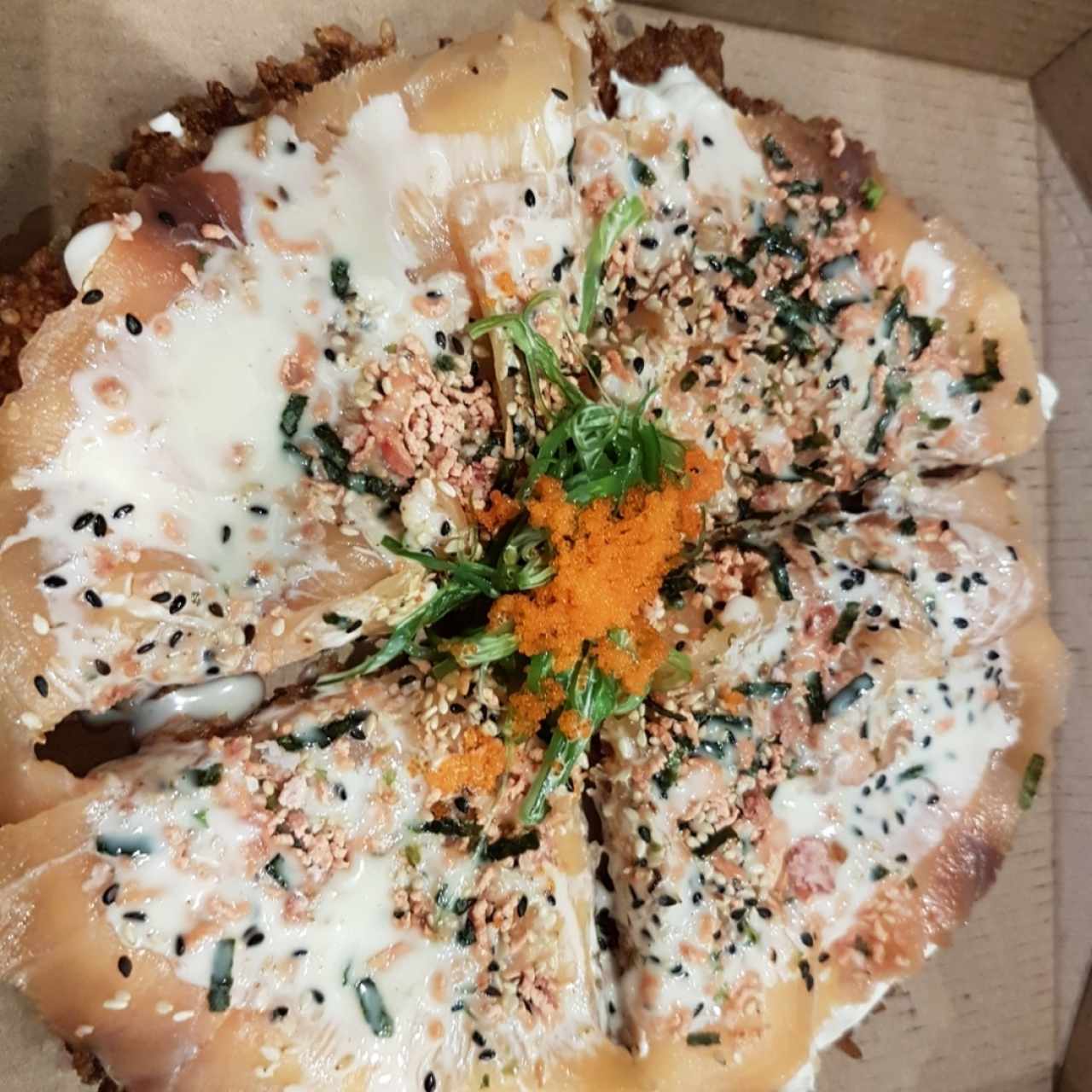 pizza de arroz y salmón