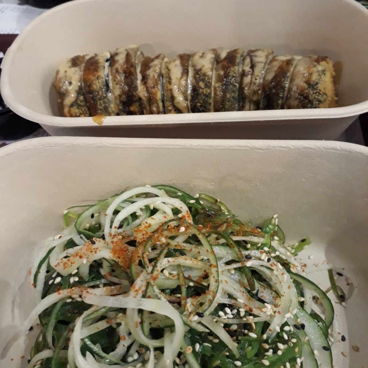 roll soy nacion y ensalada de wakame