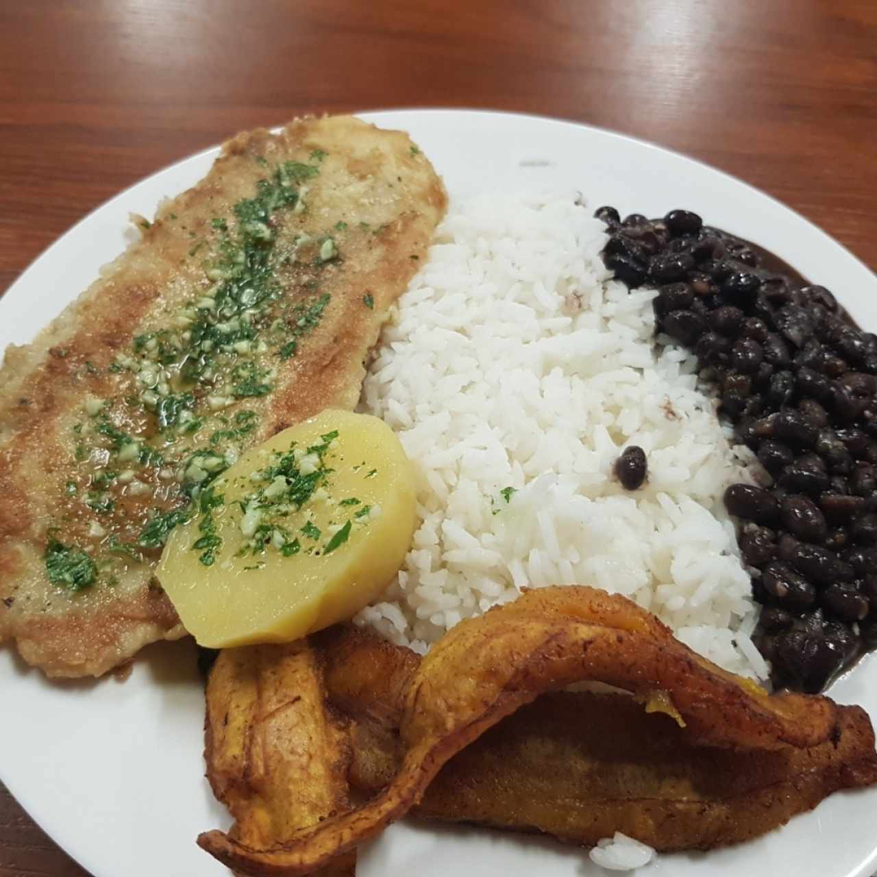 Milanesa de pescado con sus acompañantes