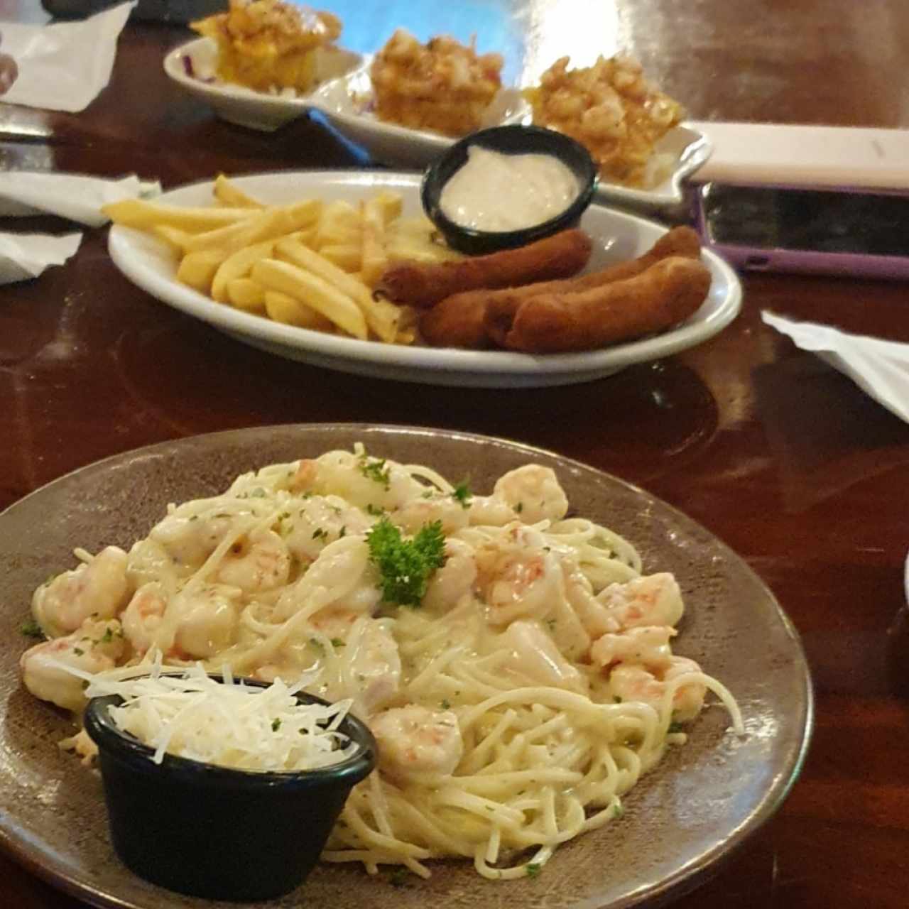 spagetti Con camarones/ deditos de corvina y patacones rellenos de camaronea