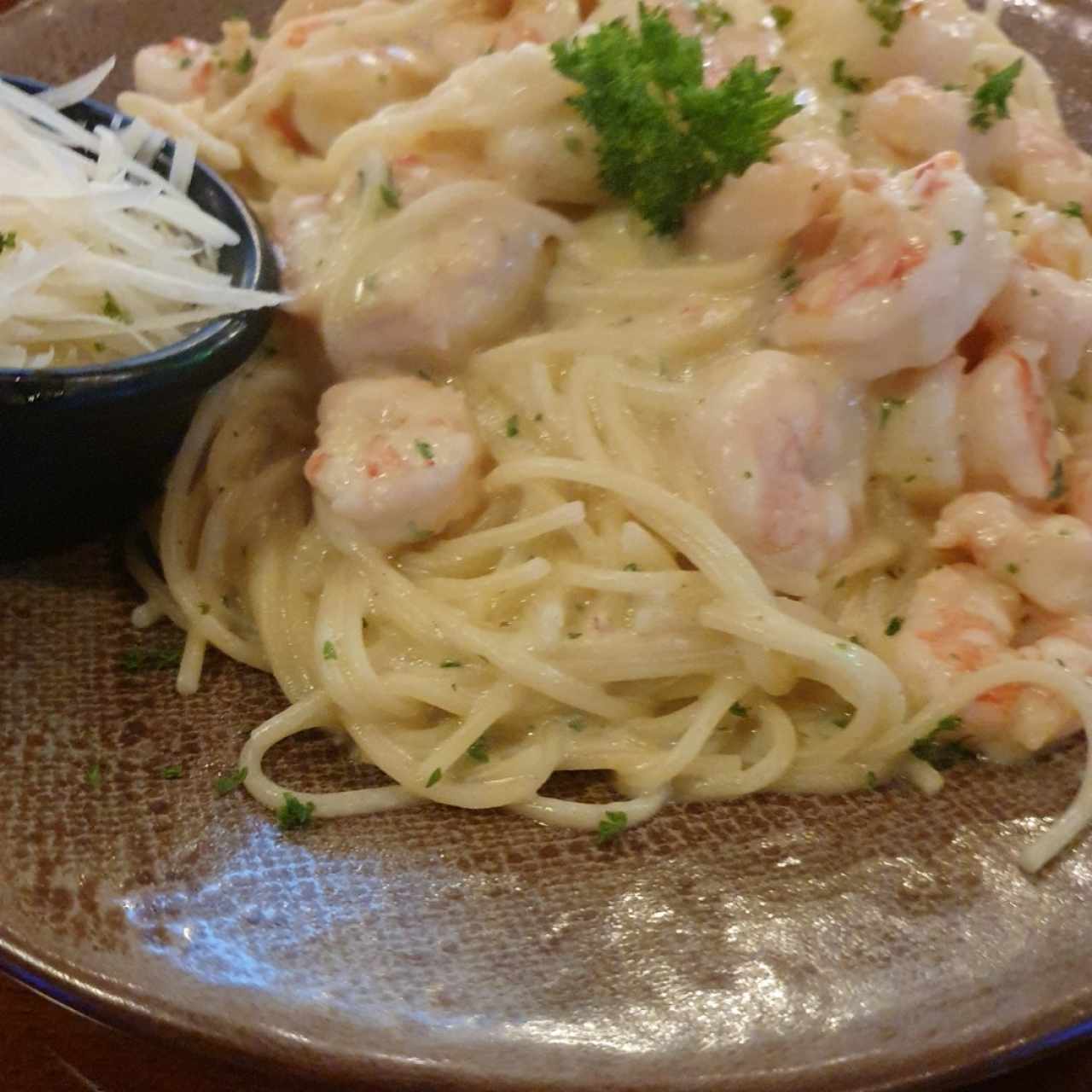 Spaguetti en salsa blanca con camarones