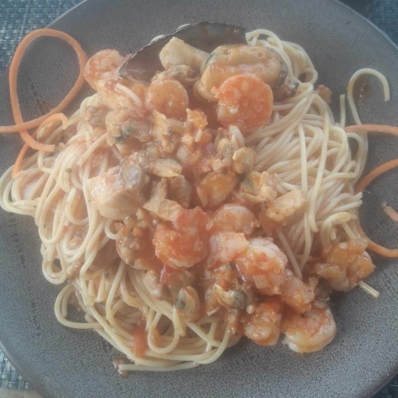 spaghetti a la pescatore, en salsa roja
