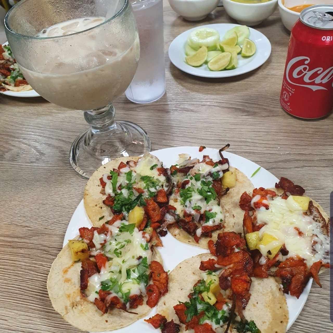 tacos al pastor y agua de horchata