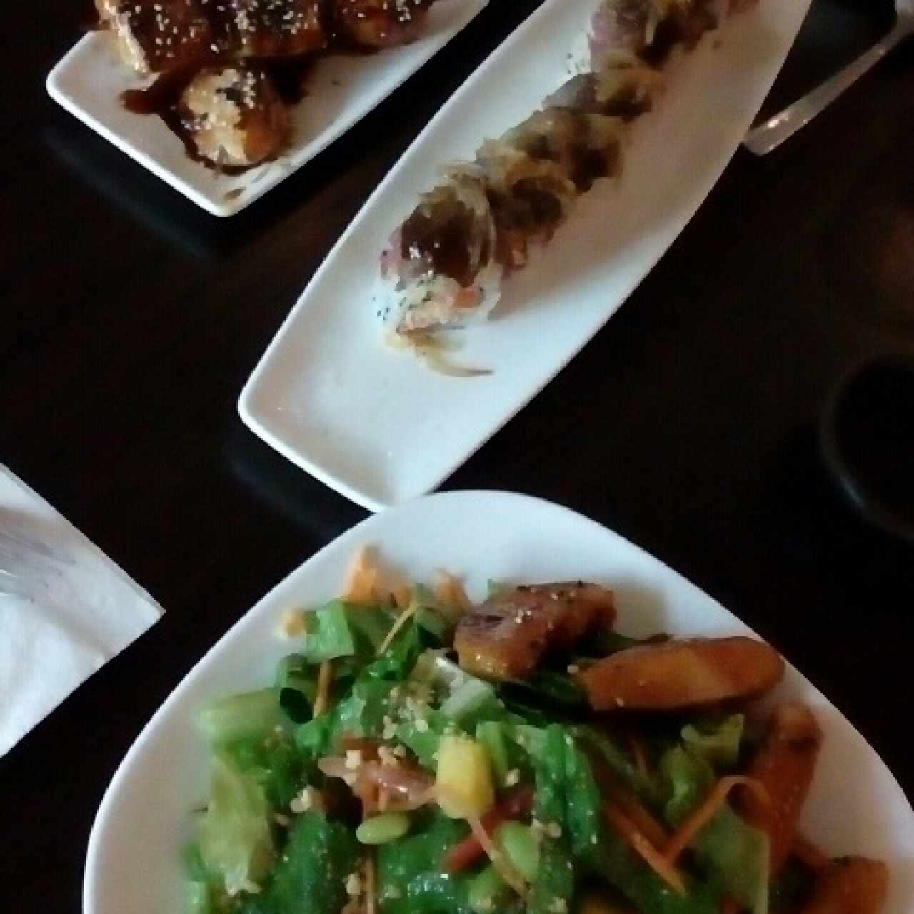 Ensalada con pollo teriyaki y sushi