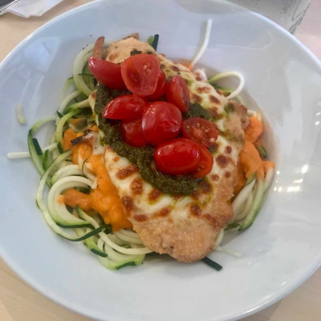 pollo a la parmesana con fideos de zucchini