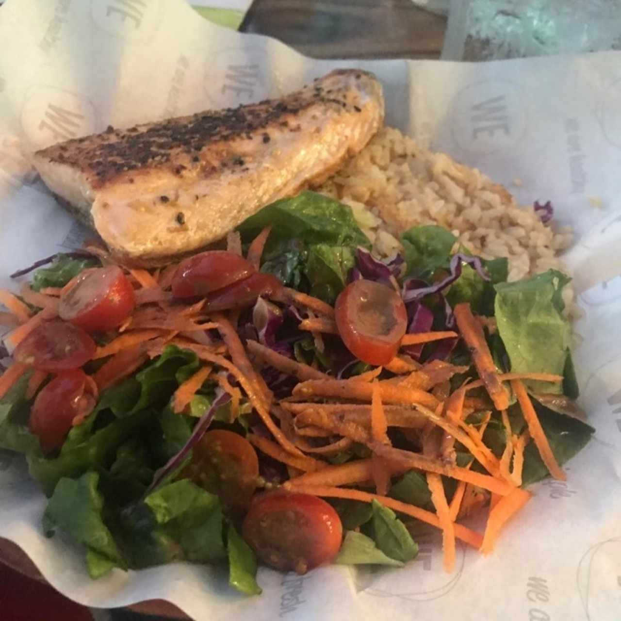 Salmón a la plancha con arroz integral y ensalada 