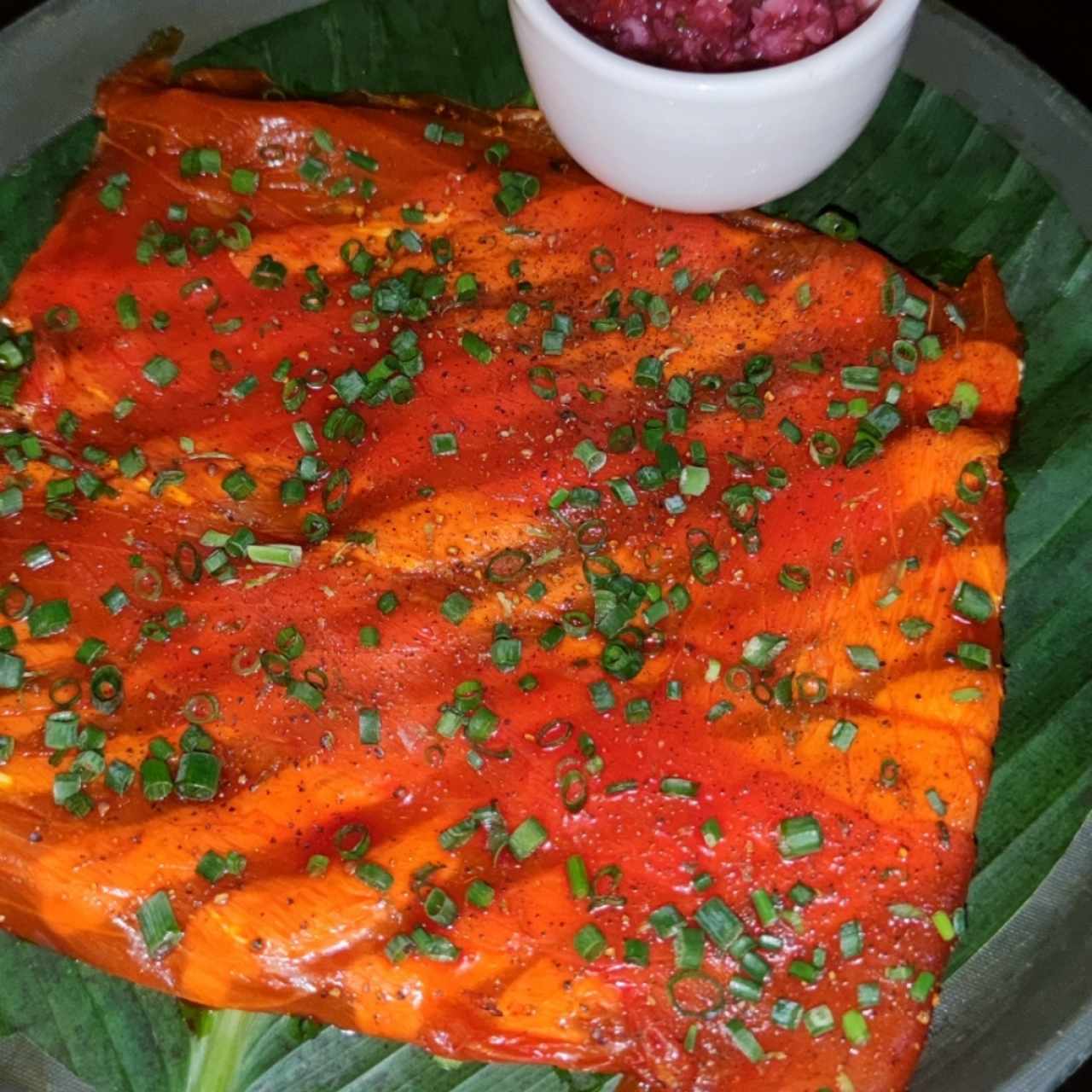 carpaccio de res en bijao con crocante de yuca