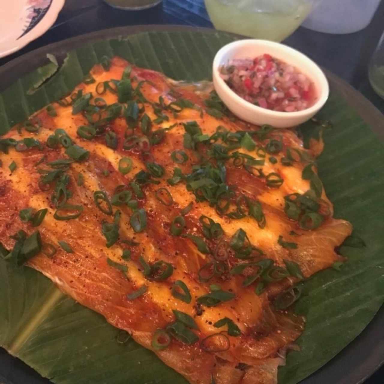 Yuca tostada con carpaccio de robalo.