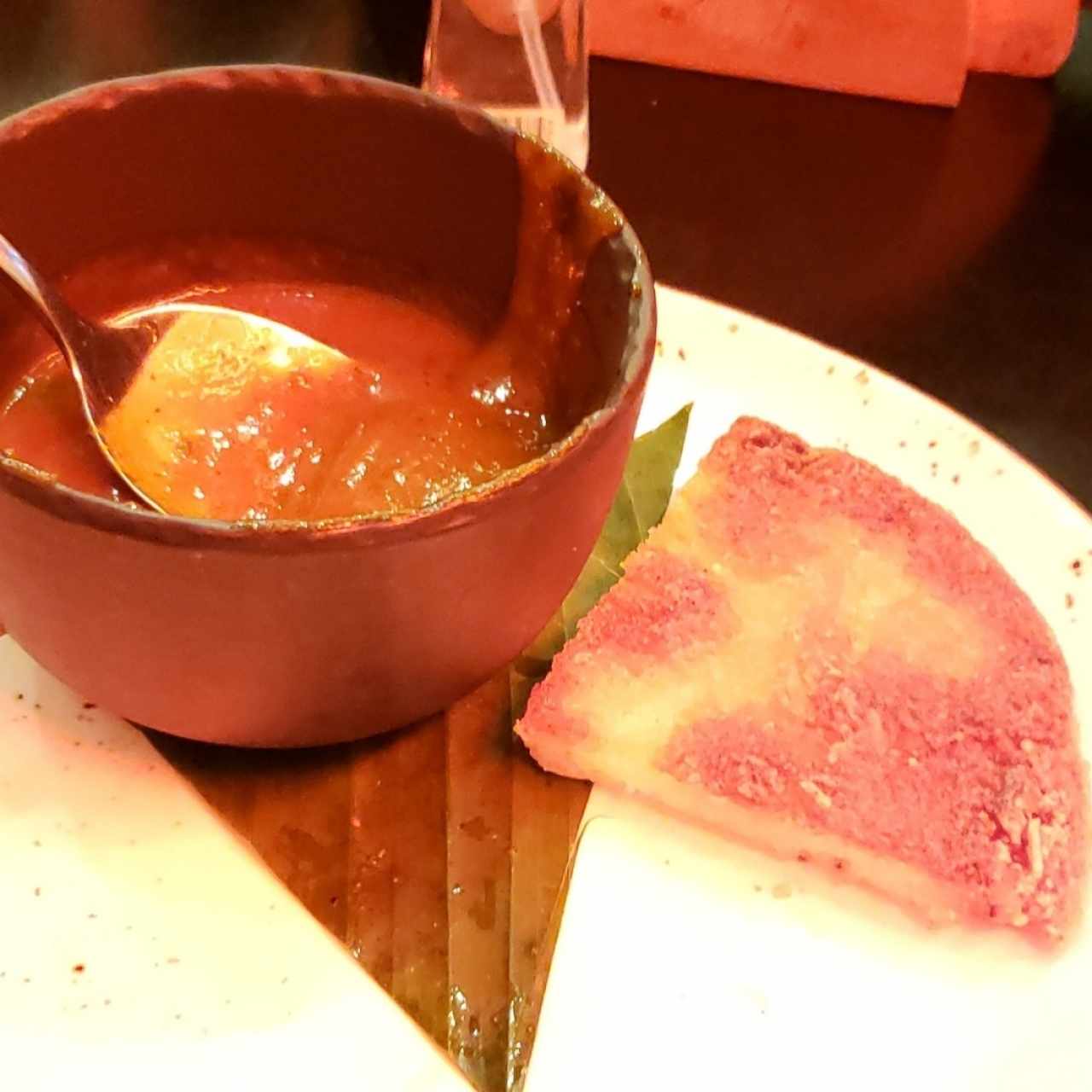 Concolon con salsa de tomate ahumado
