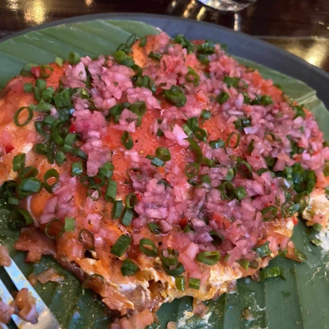 Yuca tostada con carpaccio de atun con ceviche de cebollas