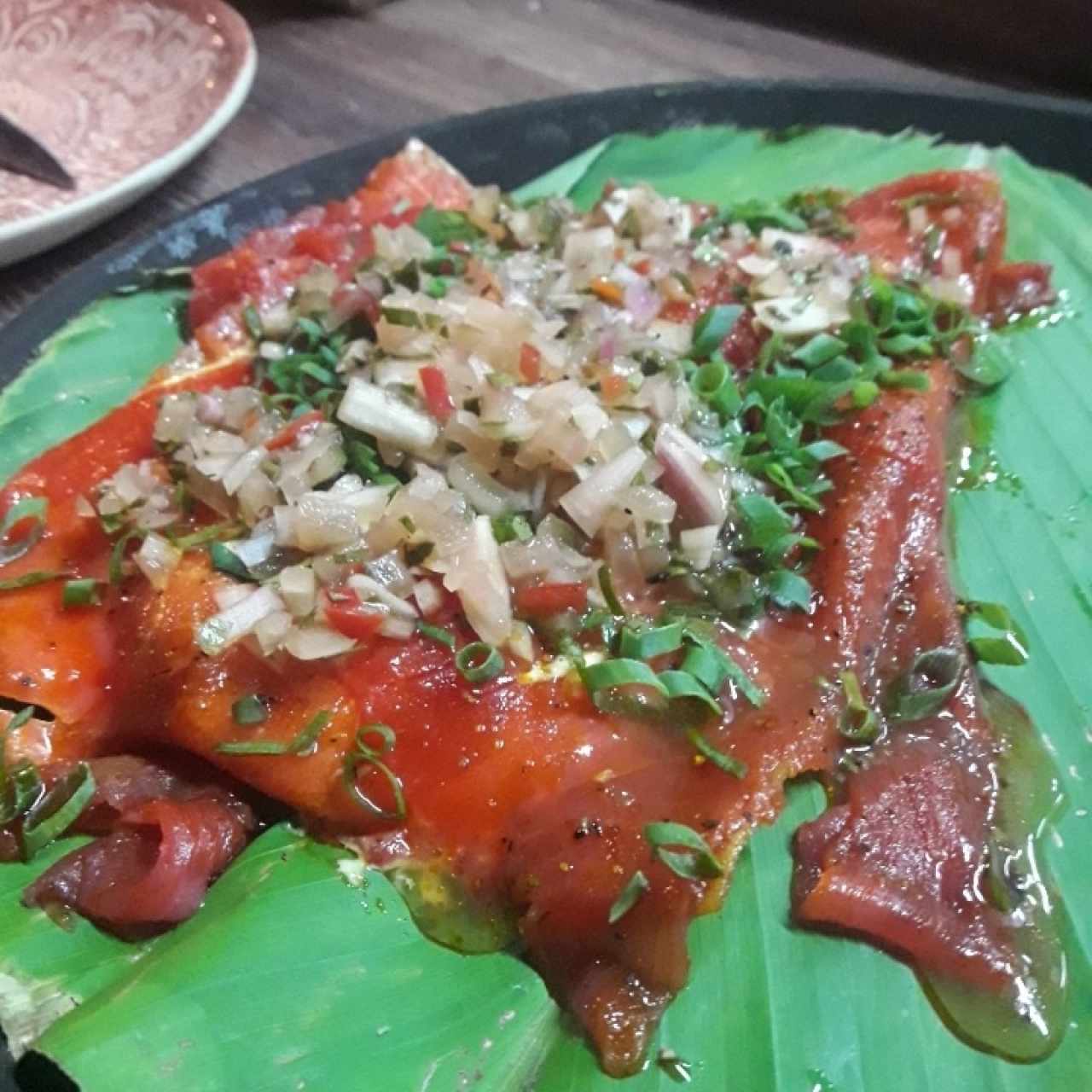 crocante de yuca, carpaccio de atún y ceviche de cebolla 