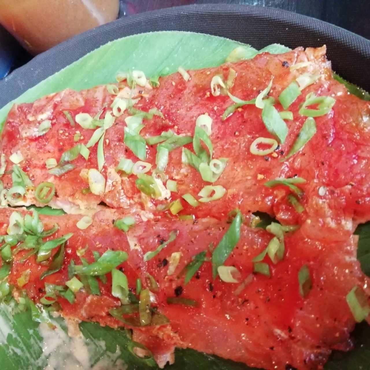 yuca tostada con carpaccio de atún