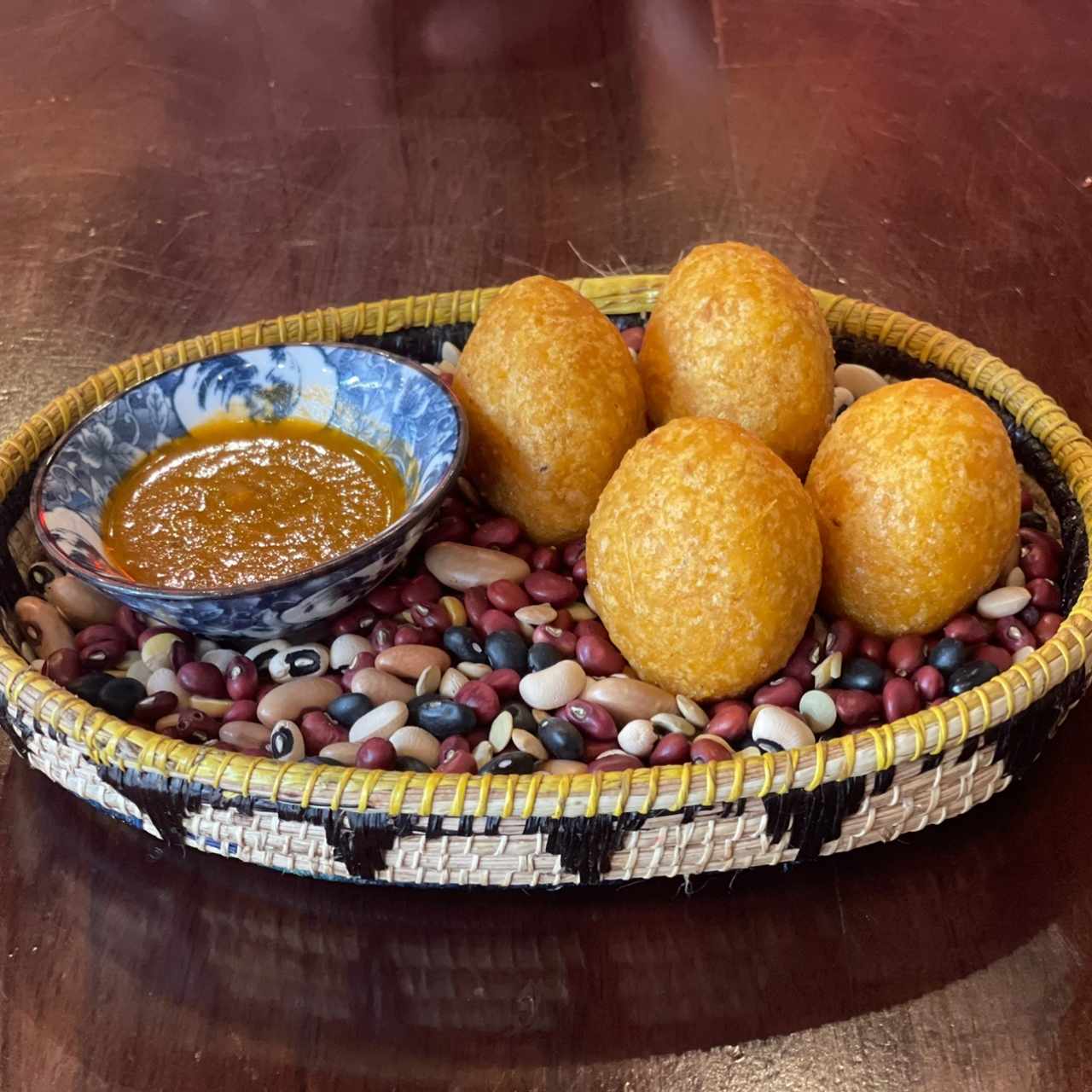 Buñuelos rellenos con picante de la casa