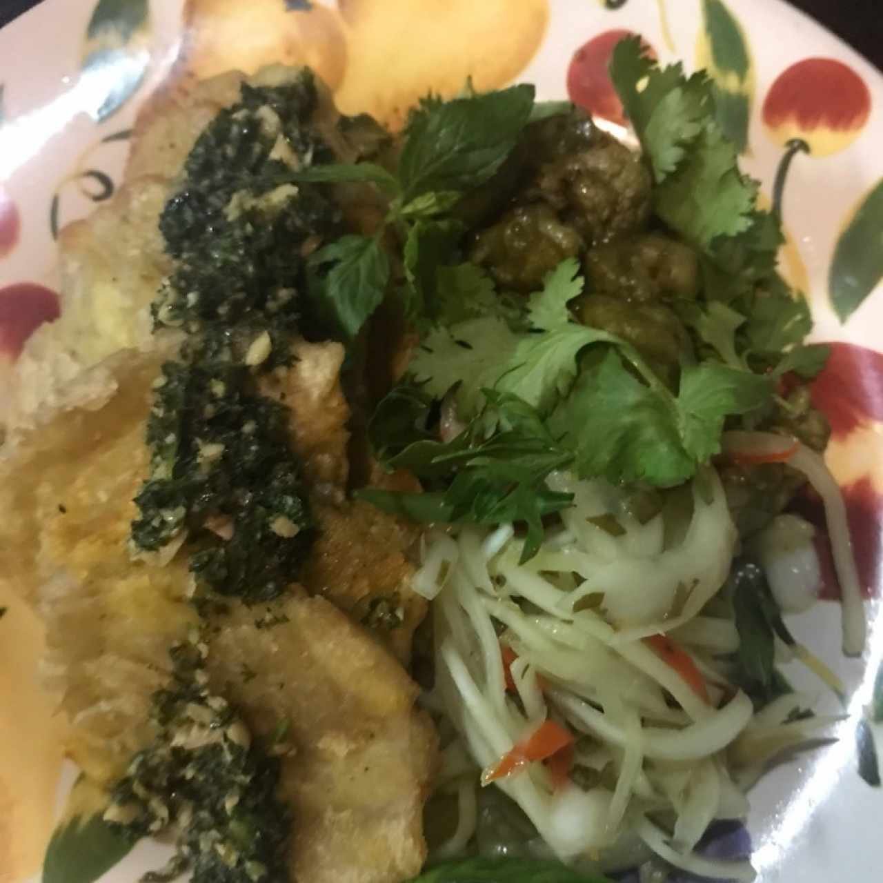 Coliflor en curry verde, vegetales, ensalada y patacones