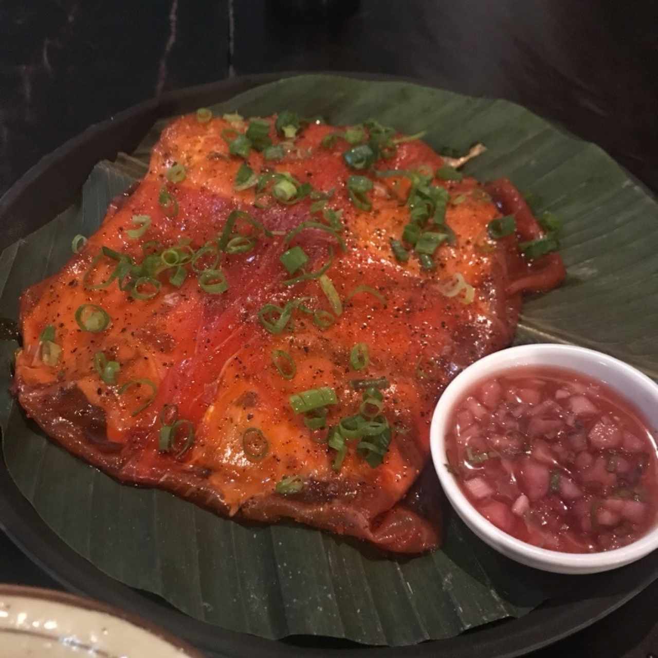 yuca tostadada con carpaccio de atun con ceviche de cebolla