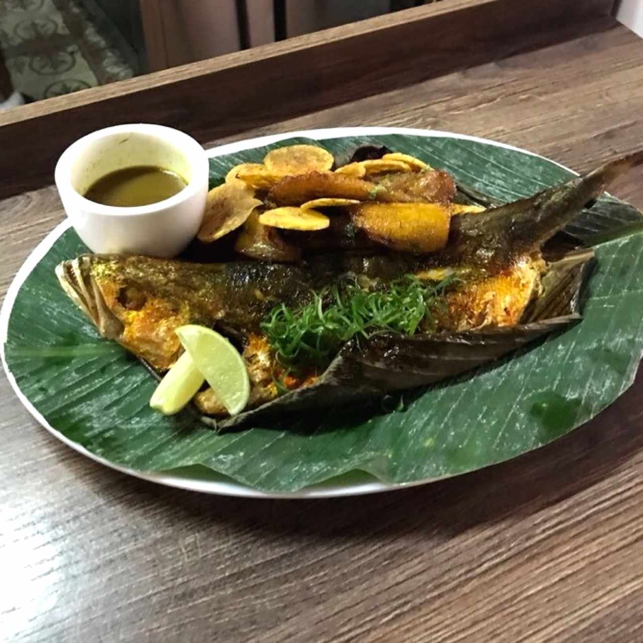 Pescado Entero al Horno, platanitos, tajadas y consome de curry 