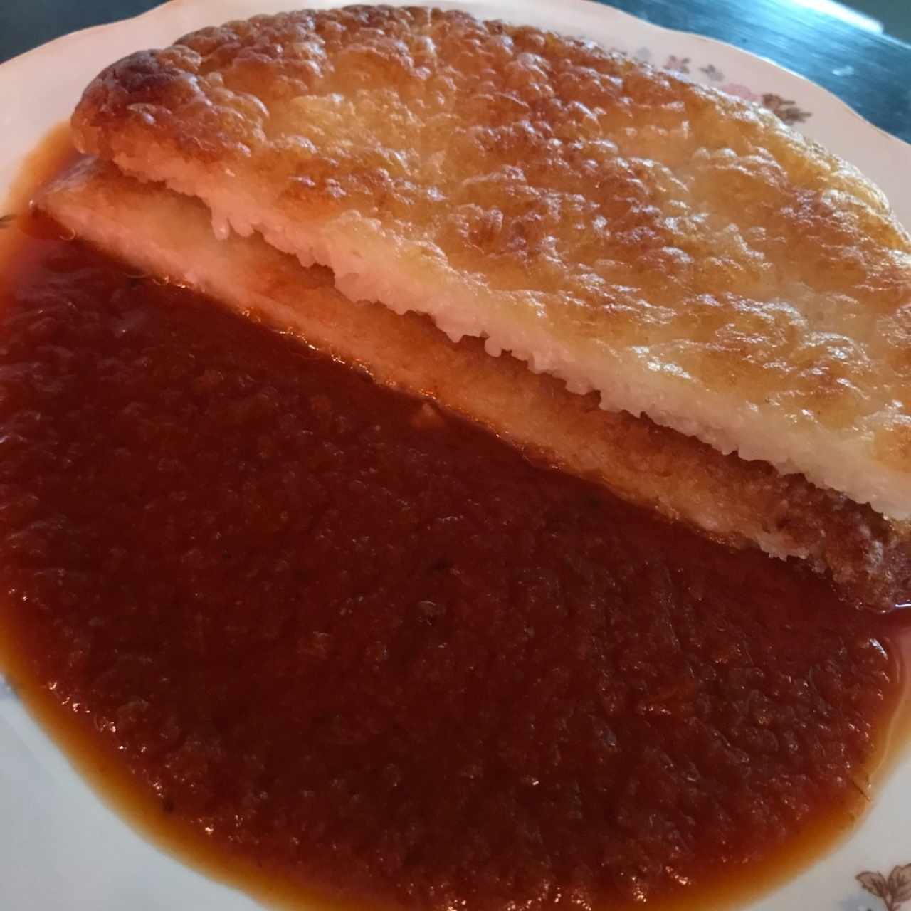 Concolón con salsa de tomate