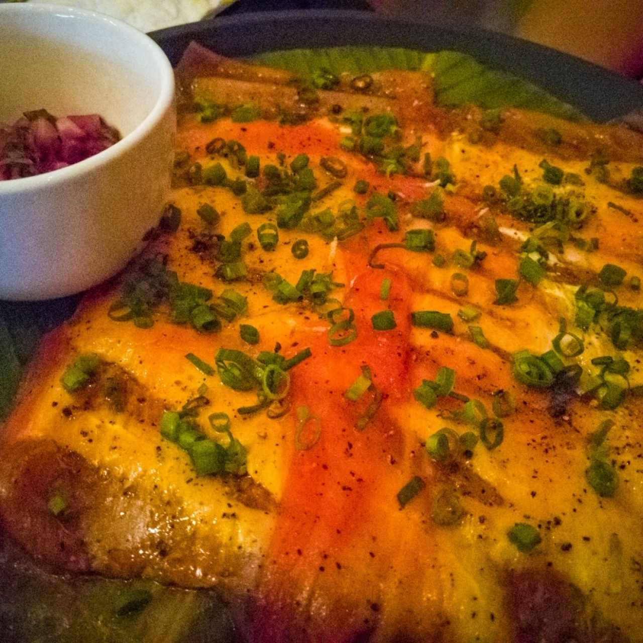 Carpaccio de Atún / En base de Yuca tostada y Ceviche de Cebolla  