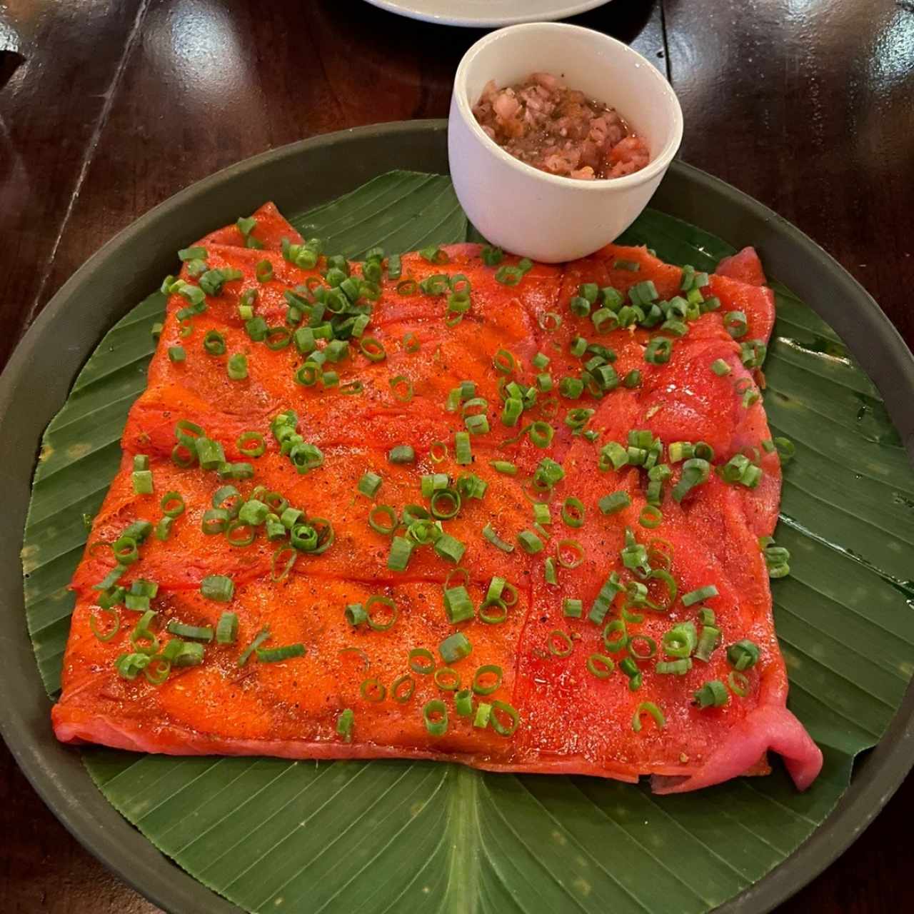 Yuca tostada con carpaccio de atún + ceviche de cebolla