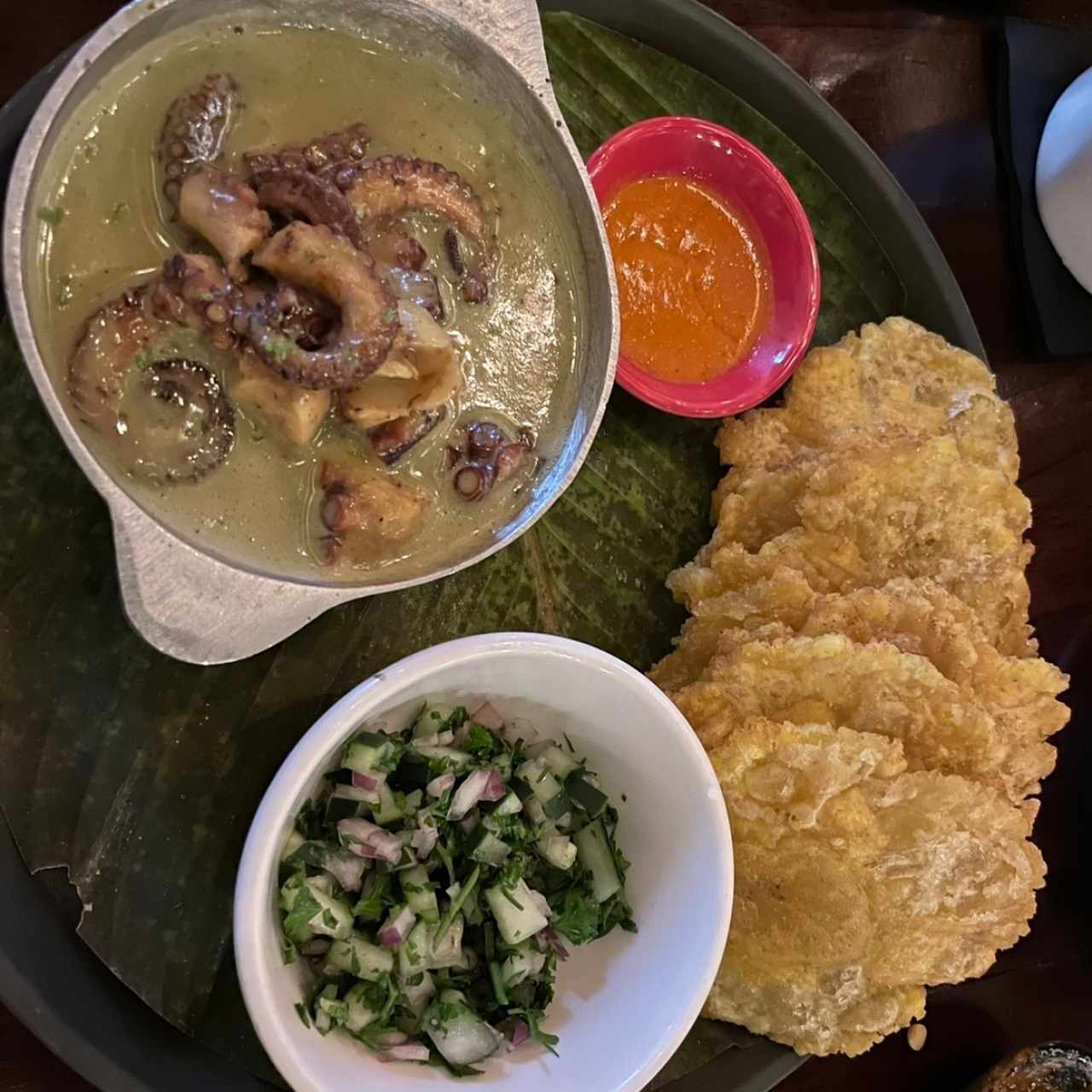 Curry caribeño de pulpo a la brasa + patacones + ensalada