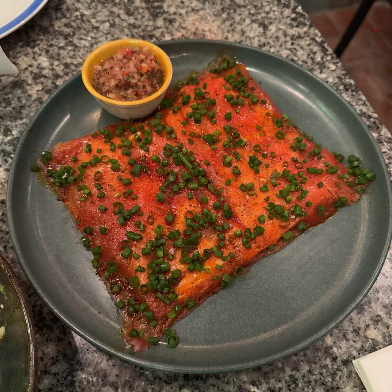 Yuca Tostada con Carpaccio de Atun