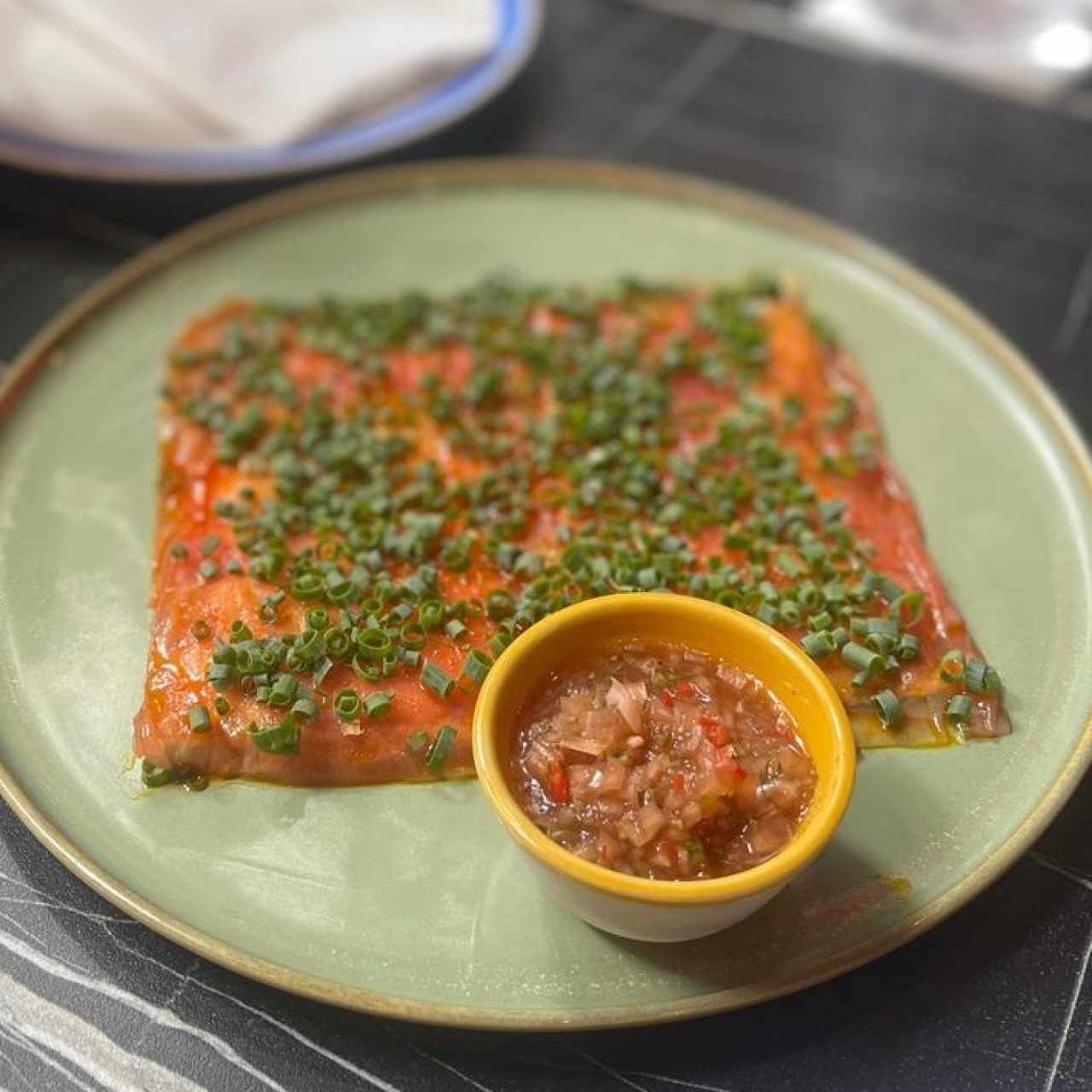 Yuca Tostada con Carpaccio de Atun