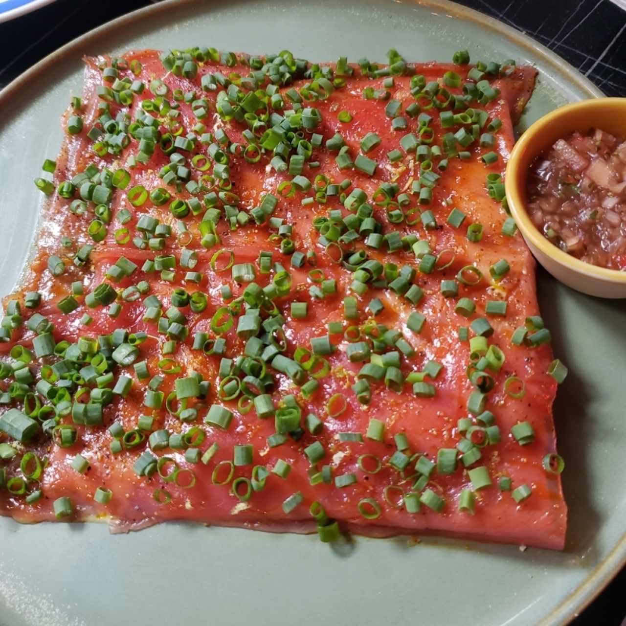 Yuca Tostada con Carpaccio de Atun