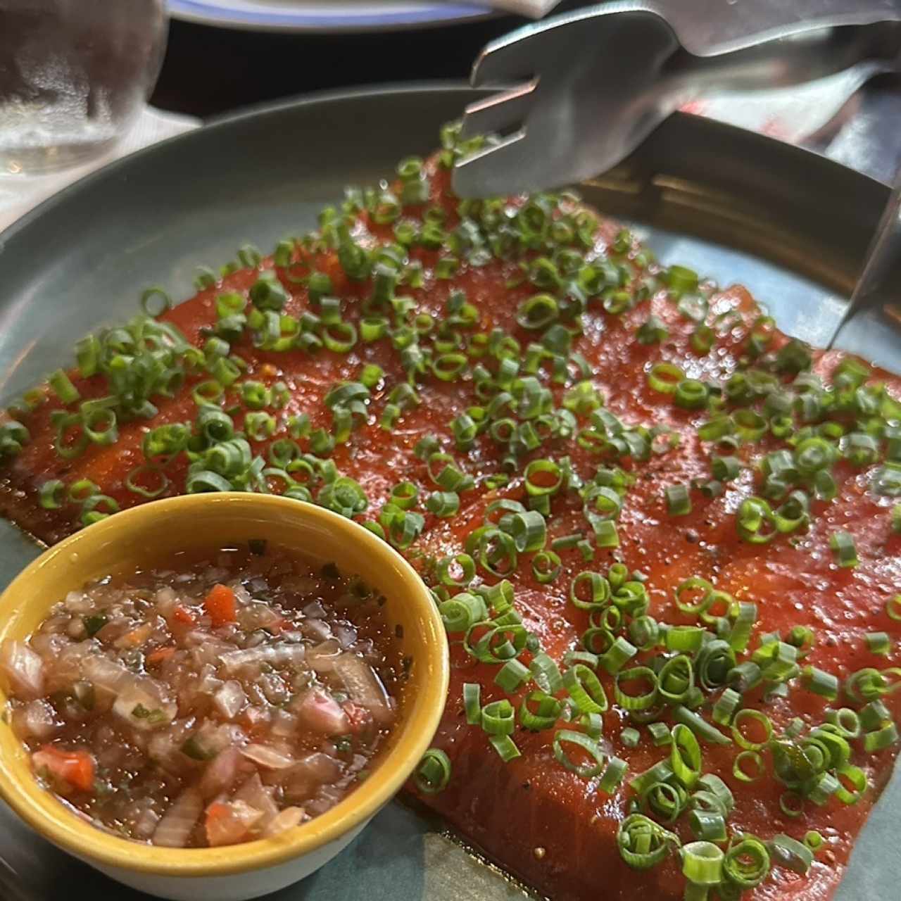 Yuca Tostada con Carpaccio de Atun