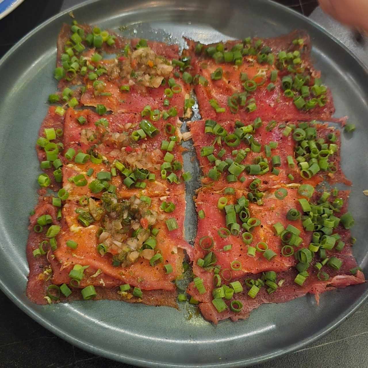 Yuca Tostada con Carpaccio de Atun