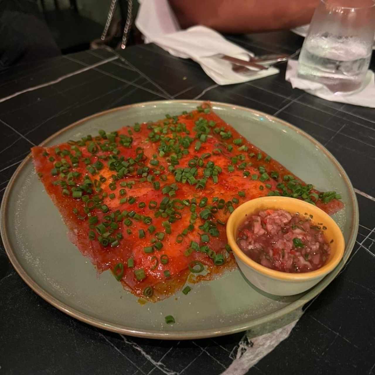 Yuca Tostada con Carpaccio de Atun