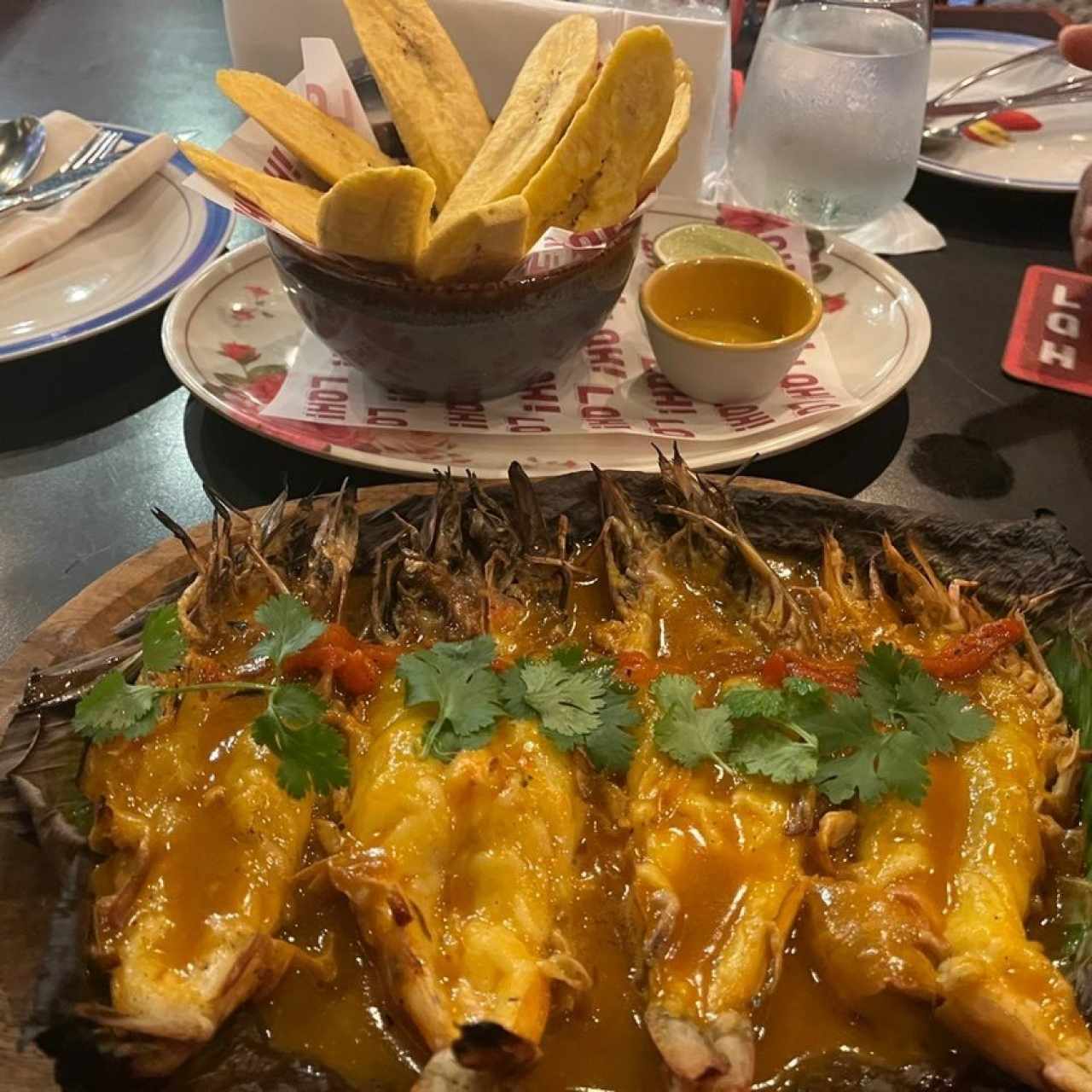 Langostinos caribeños con tajadas 