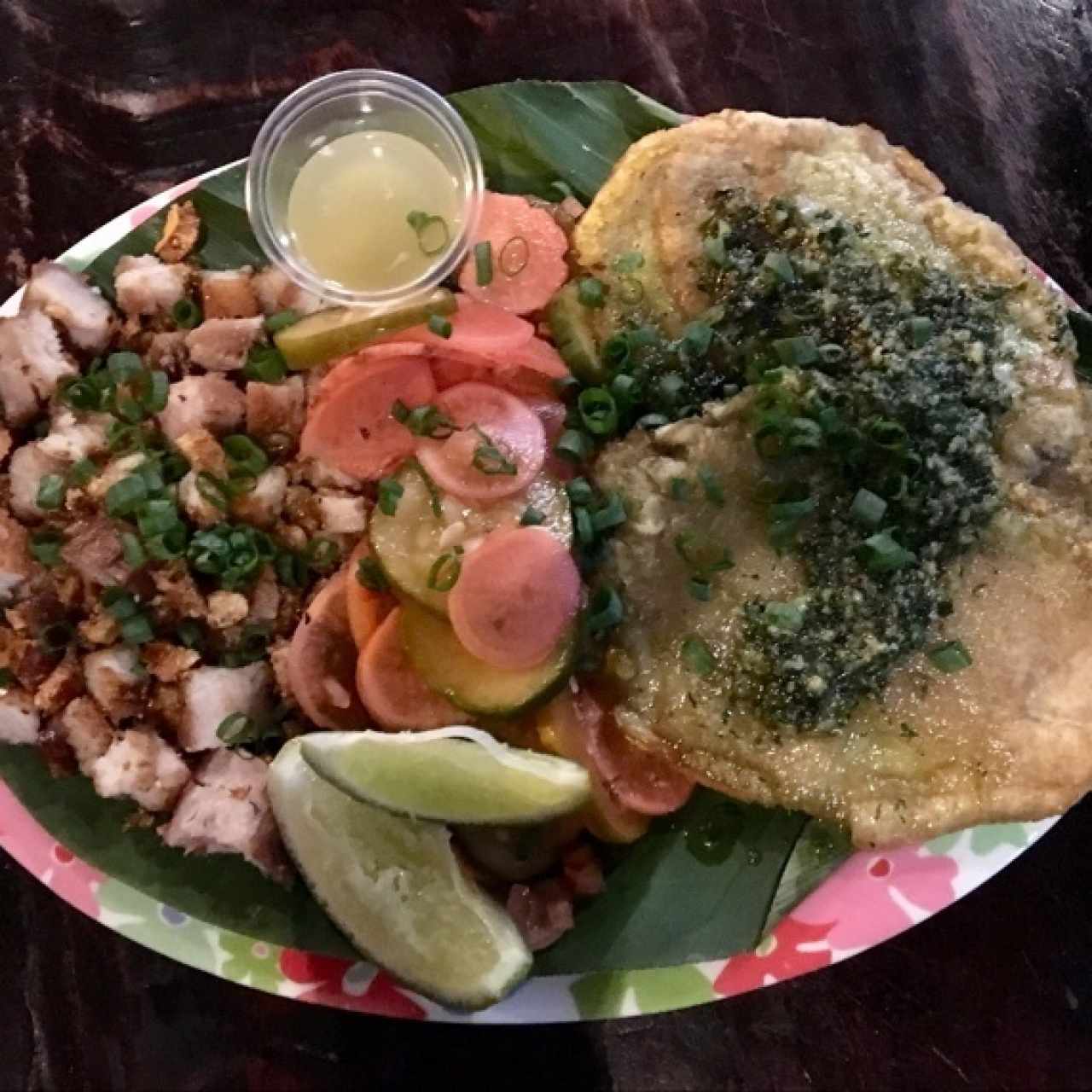 Chicharron de puerco ahumado con patacones al ajillo