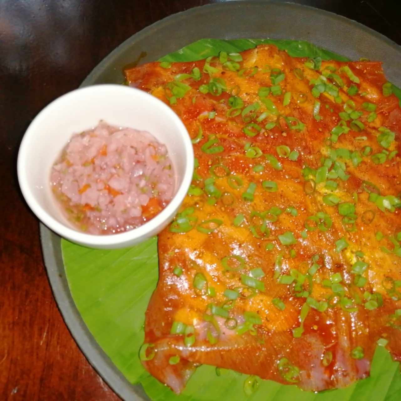 Yuca frita carpaccio de salmon acompañado de ceviche de cebolla morada 