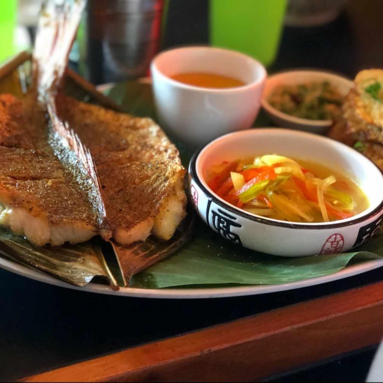 Pescado con salsa al escabeche, tamal de olla y al ajillo