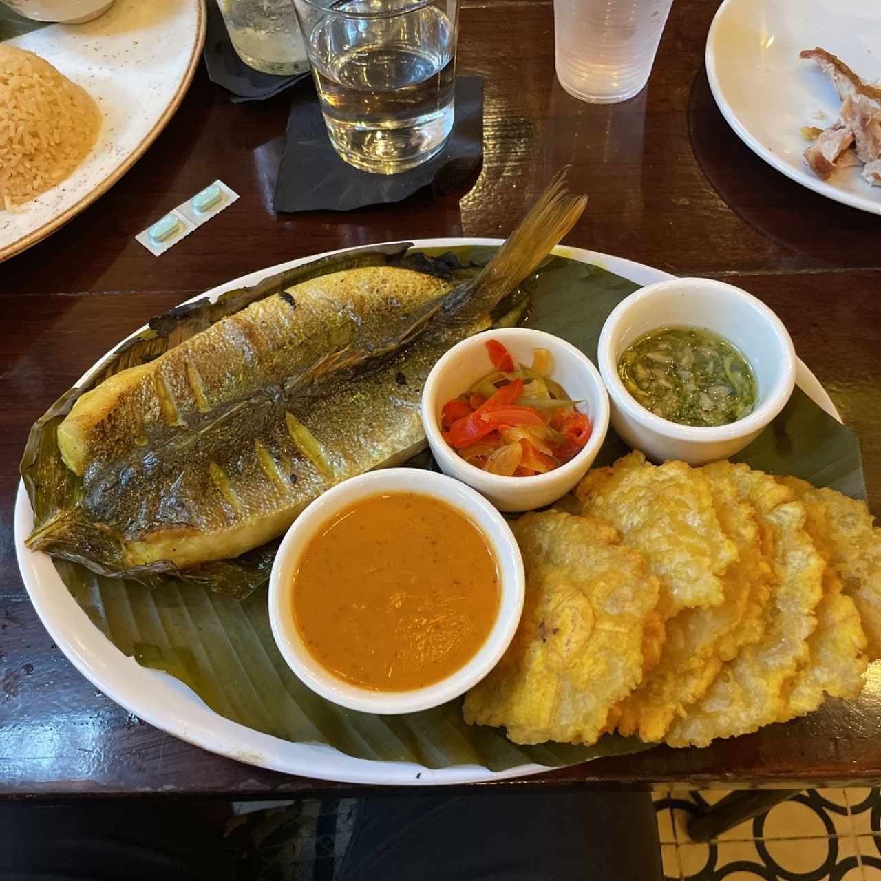 pescado tamal de olla patacones escabeche