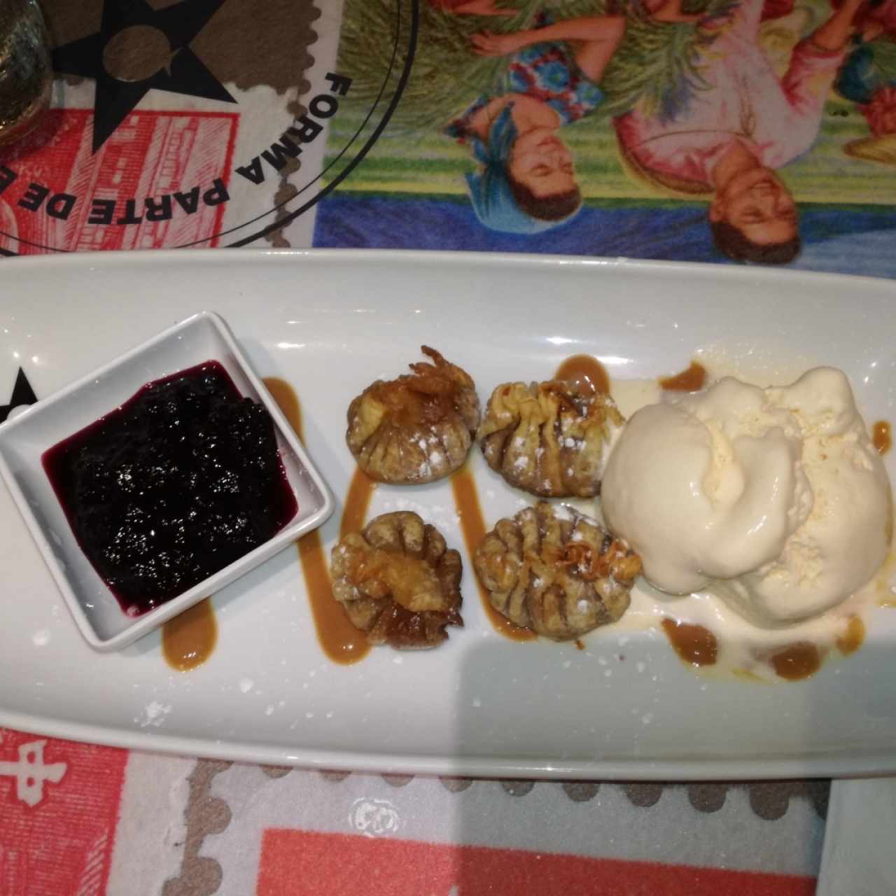 Wanton frito relleno de dulce de leche y queso con helado