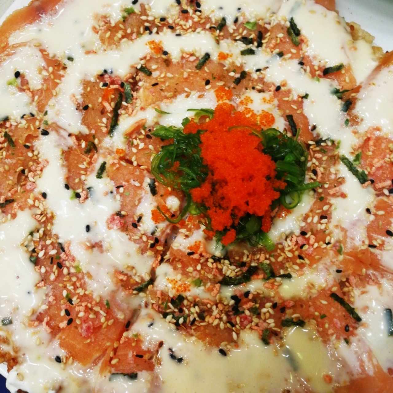 Sushi pizza de salmón