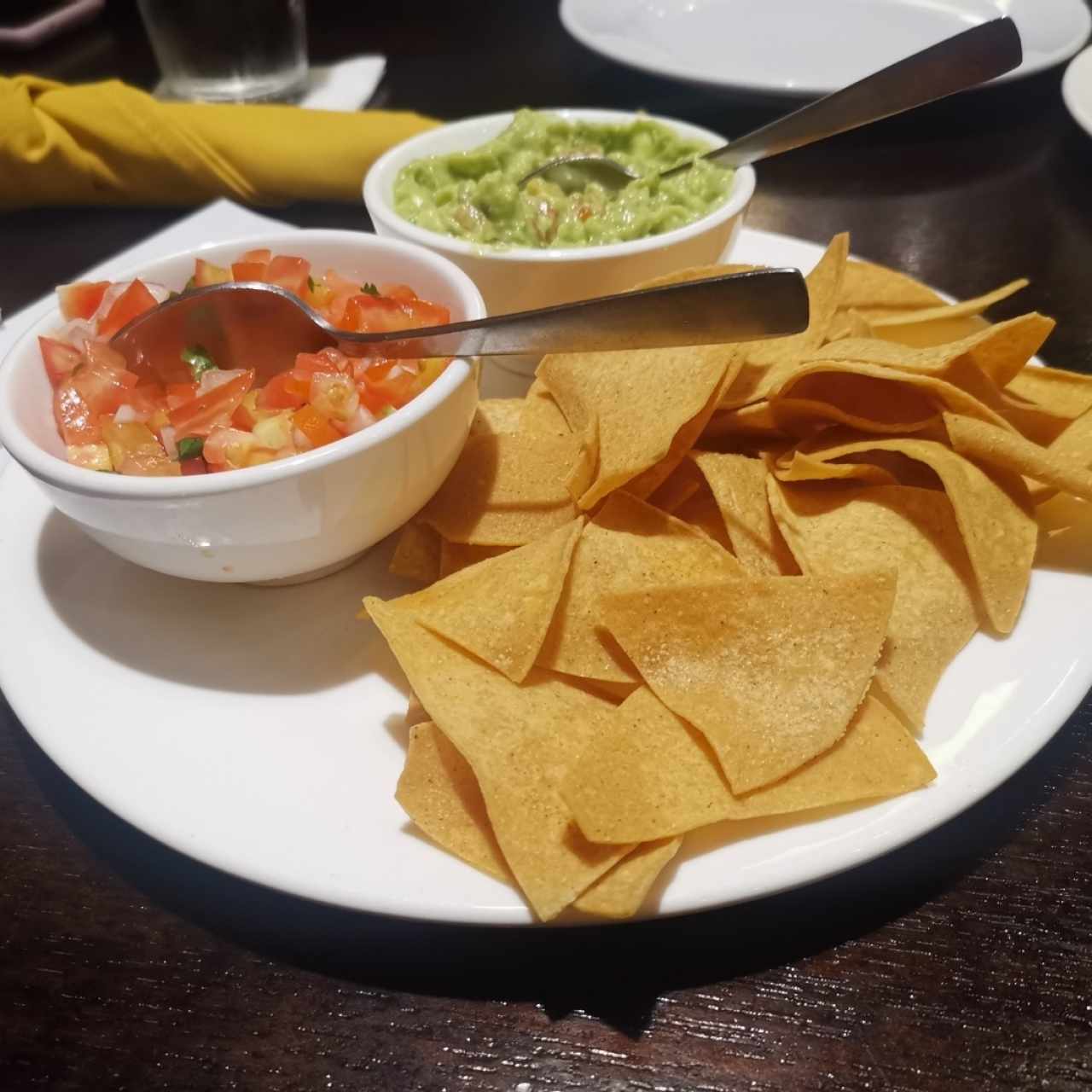 Totopos, Salsa y Guacamole