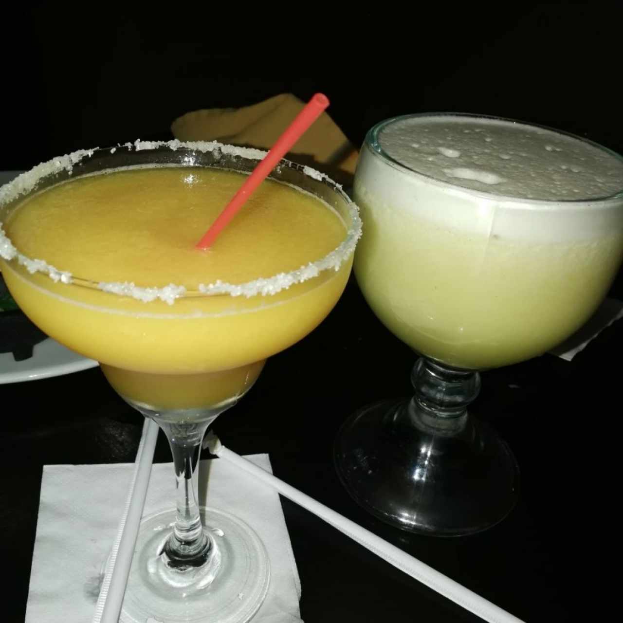 margarita de maracuyá y jugo de piña