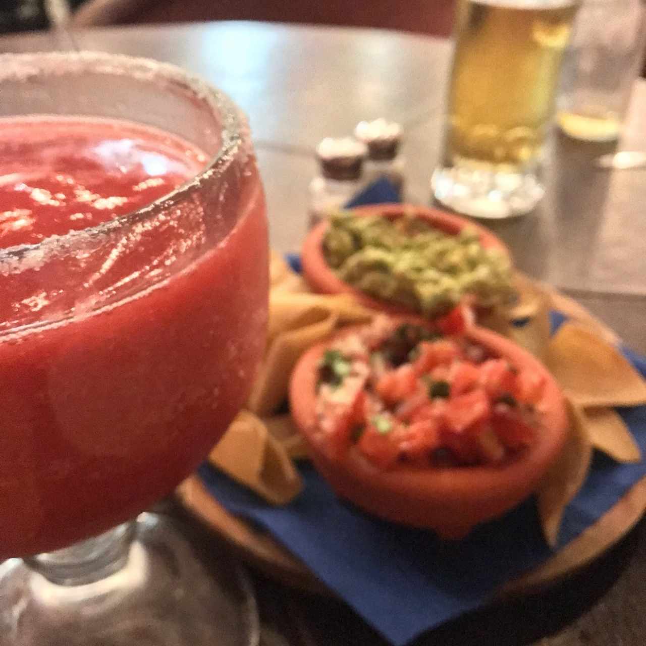 Margarita de fresa y nachos con guacamole y pico de gallo