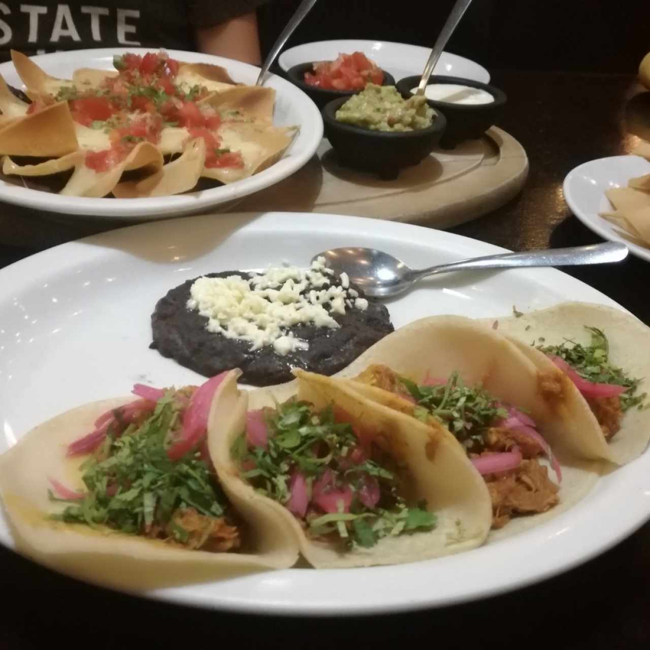 Nachos y tacos de cochinita pibil