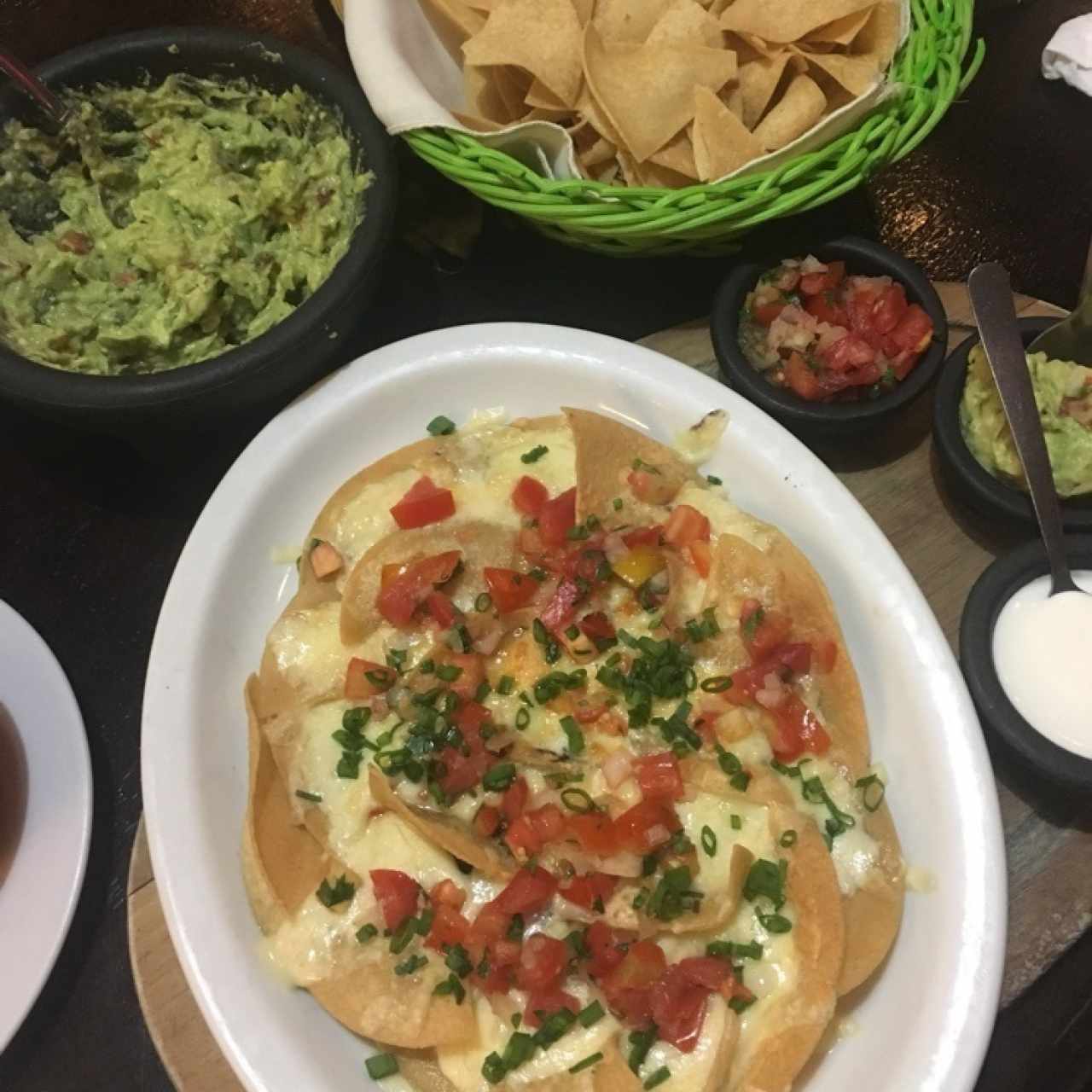nachos , guacamole y totopos 