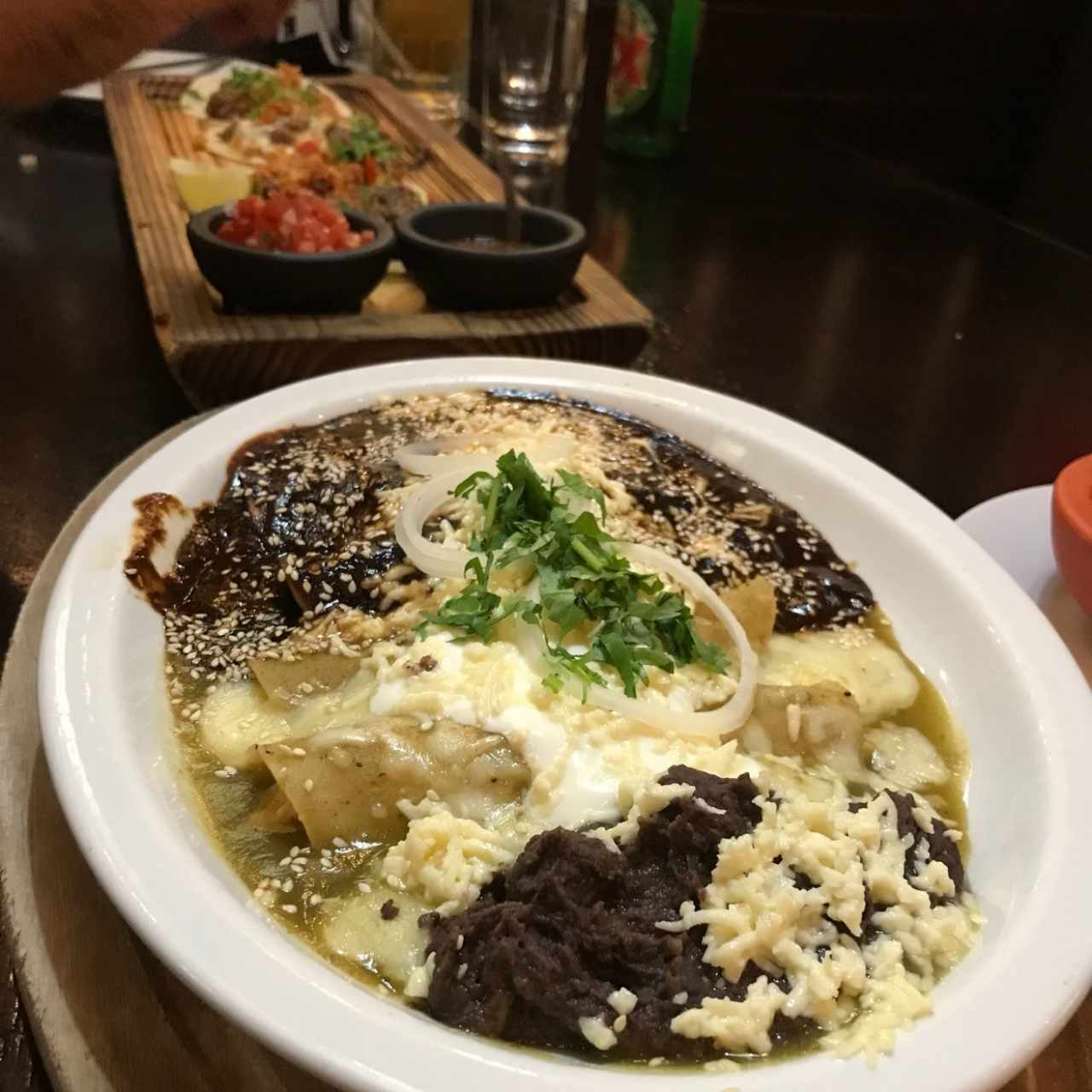 Enchiladas con salsa verde y mole poblano