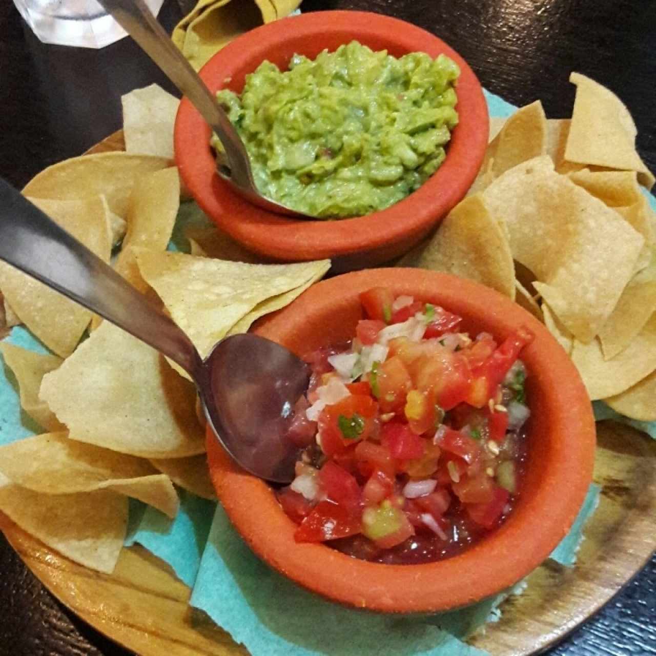 Totopos, salsa y guacamole