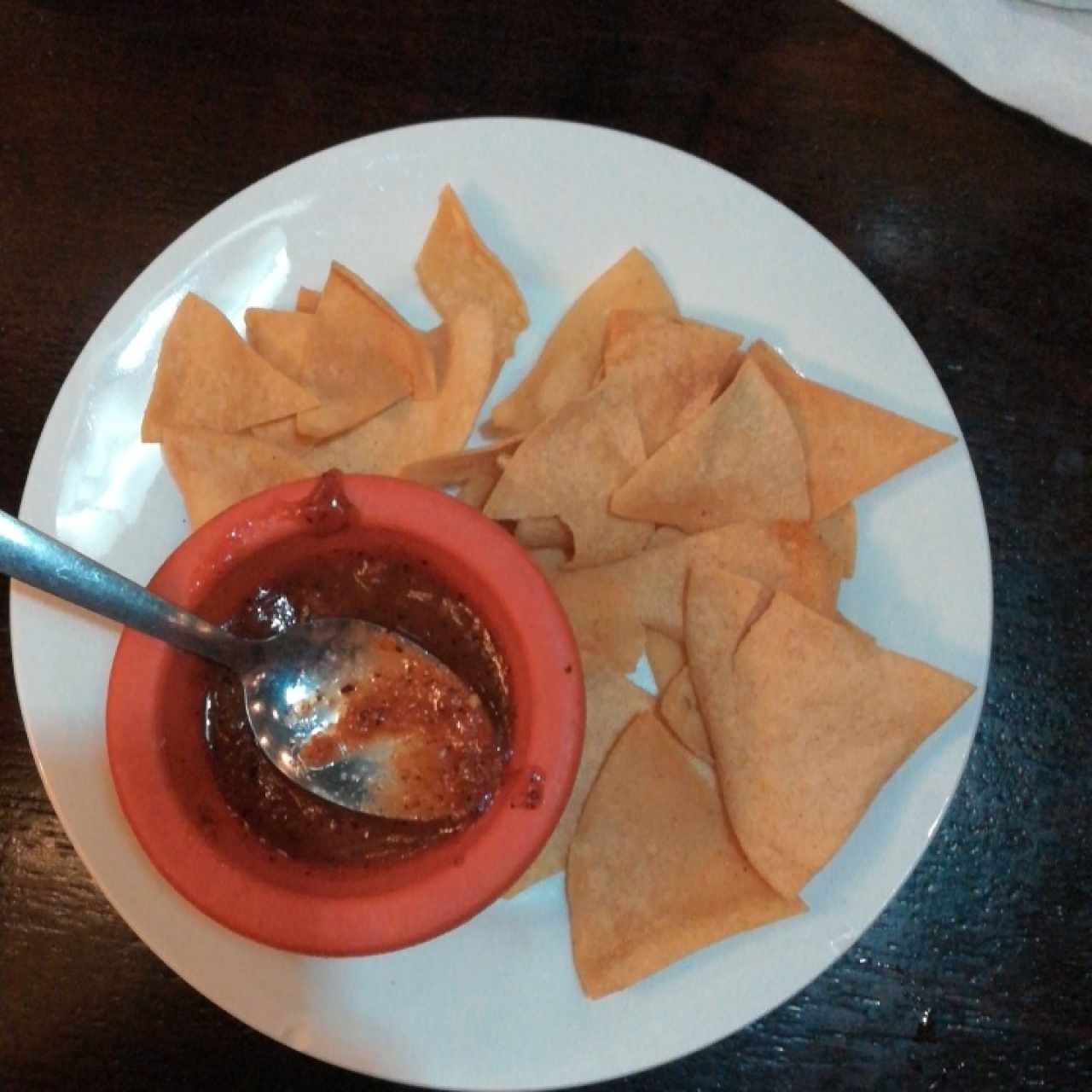 salsa de la casa y totopos mientras esperamos los platos  